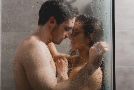 position sexuelle sous la douche